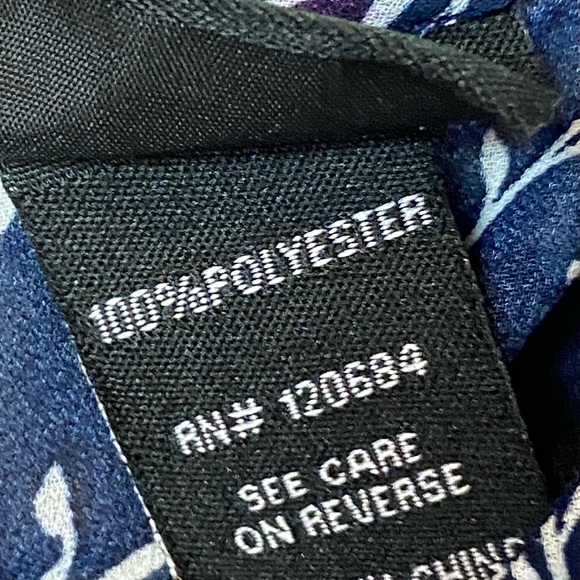 ‼️SOLD‼️ Torrid Sheer Blouse Cap Sleeve in Navy w/ White Vines & Pink Birds - Picture 10 of 10